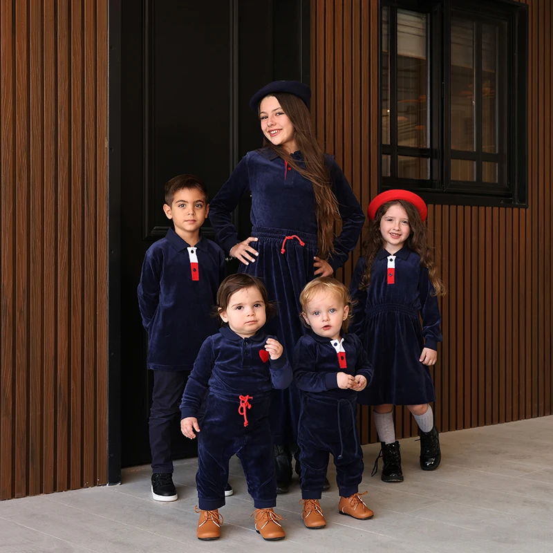 Conjunto familiar de terciopelo azul marino: vestido, camisa y pelele