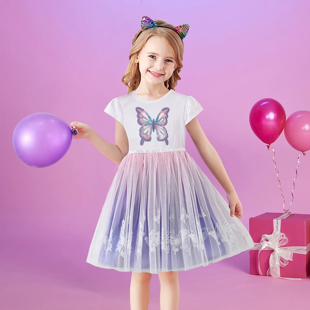 Detalle del vestido con estampado de mariposas