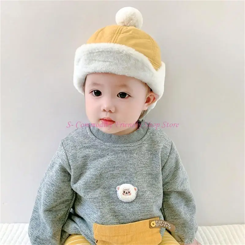 Modelo niño usando el gorro amarillo
