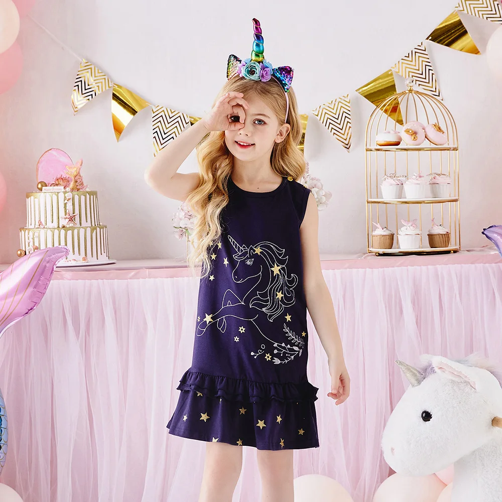 Niña con vestido unicornio verano