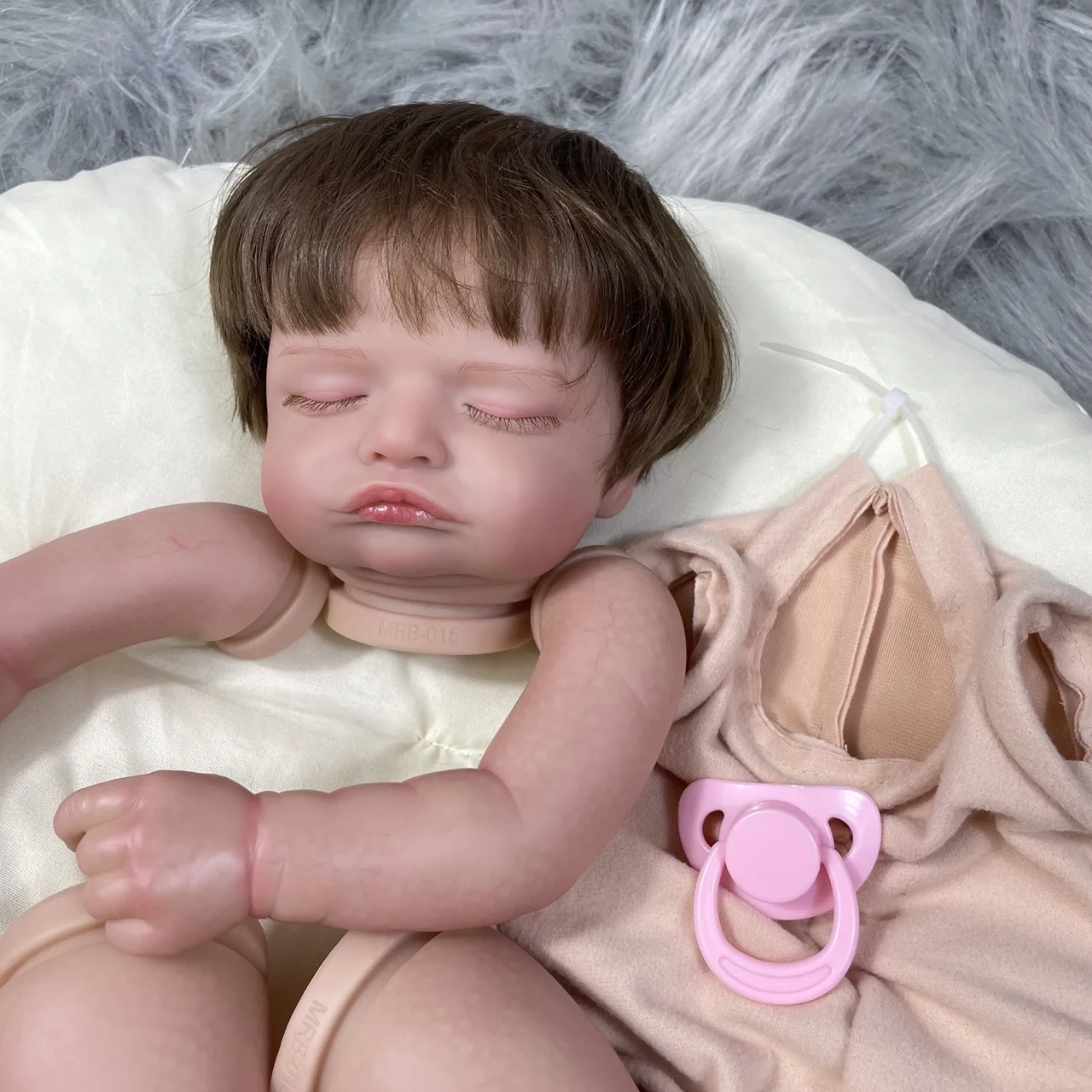 Rosalie – Muñeca realista de vinilo 48 cm con pelo enraizado - imagen 4