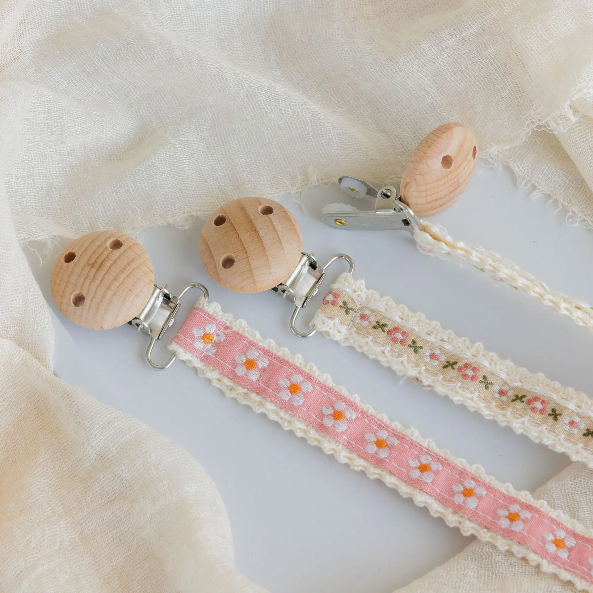Regalo para bebé con clips y cadena