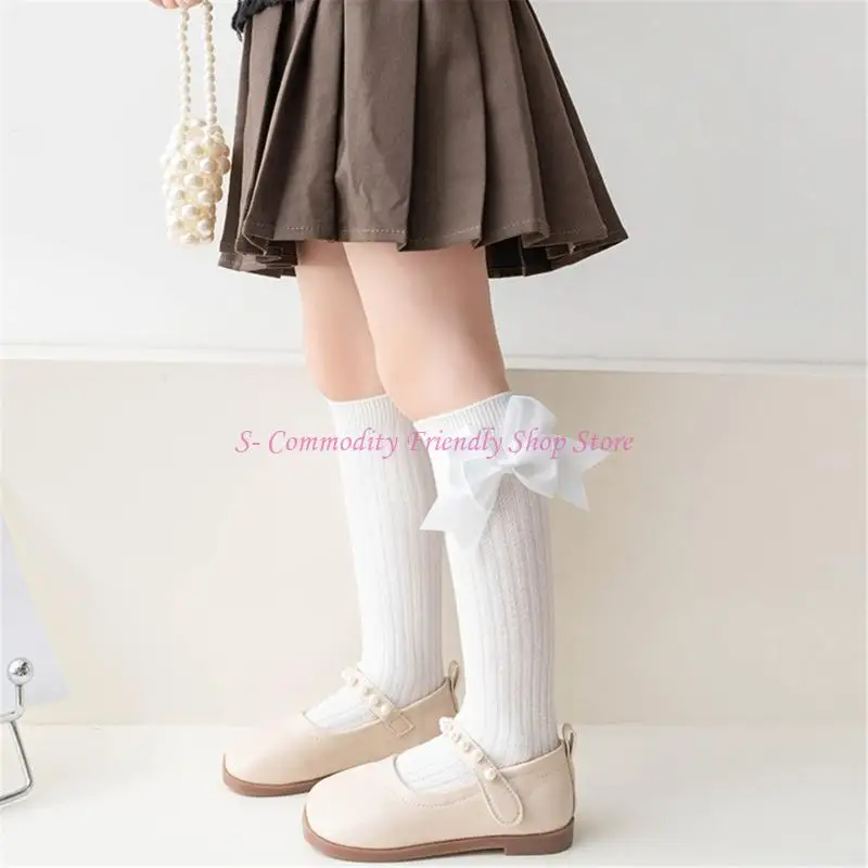 Calcetines blanco con lazo rojo