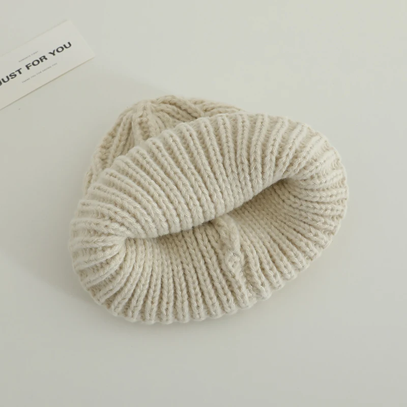 Gorro de invierno tejido con lazo bordado y orejeras para bebé - imagen 5