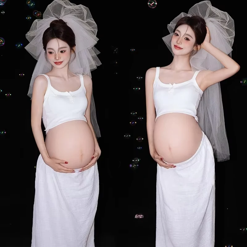 Vestido premamá blanco con velo elegante para sesión de fotos