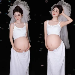 Vestido premamá blanco con velo elegante para sesión de fotos