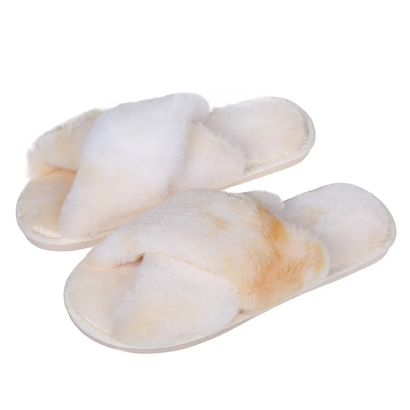 Vista lateral de pantuflas cruzadas con acabado textil