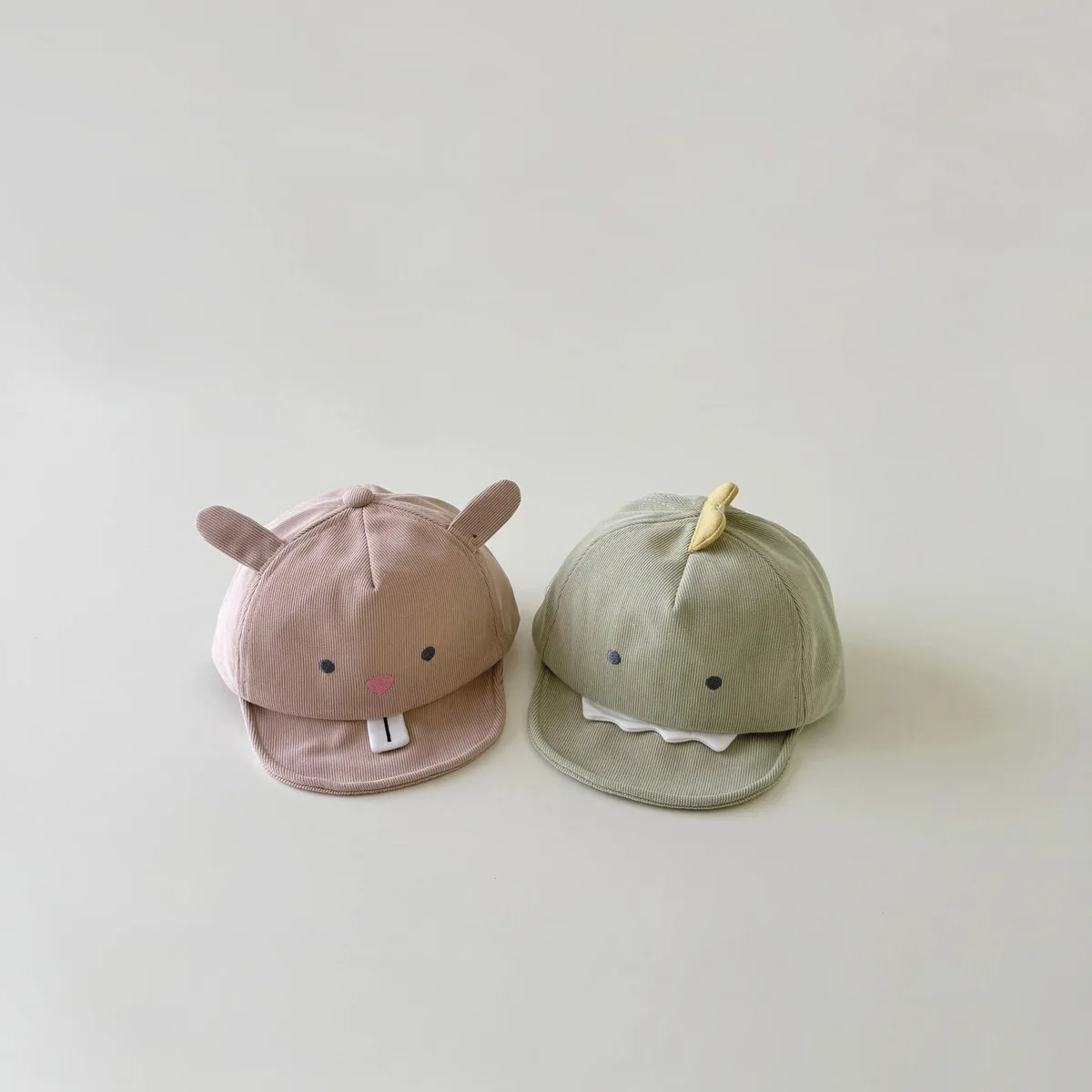 Gorra en estilo infantil con sombrilla/pico