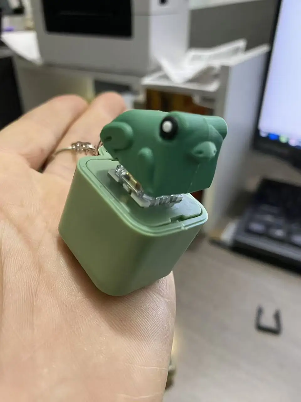 Botón con diseño de lagarto, rana y pato