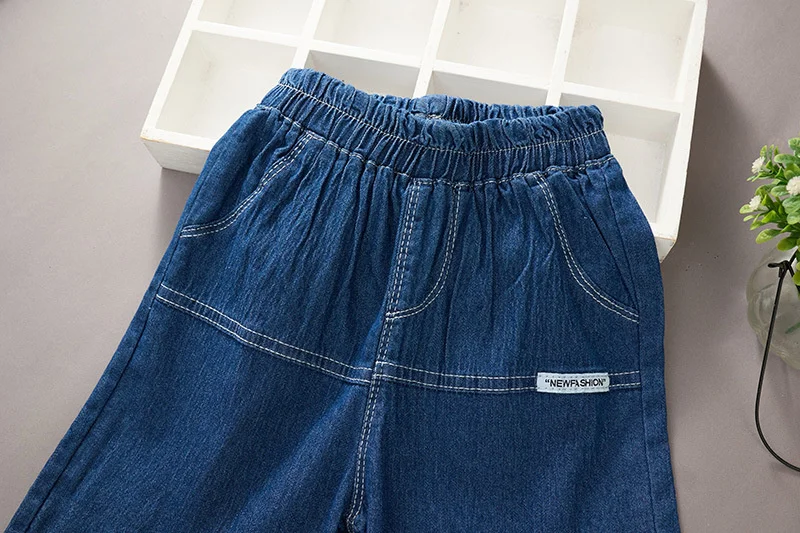Detalle del pantalón corto elástico de mezclilla