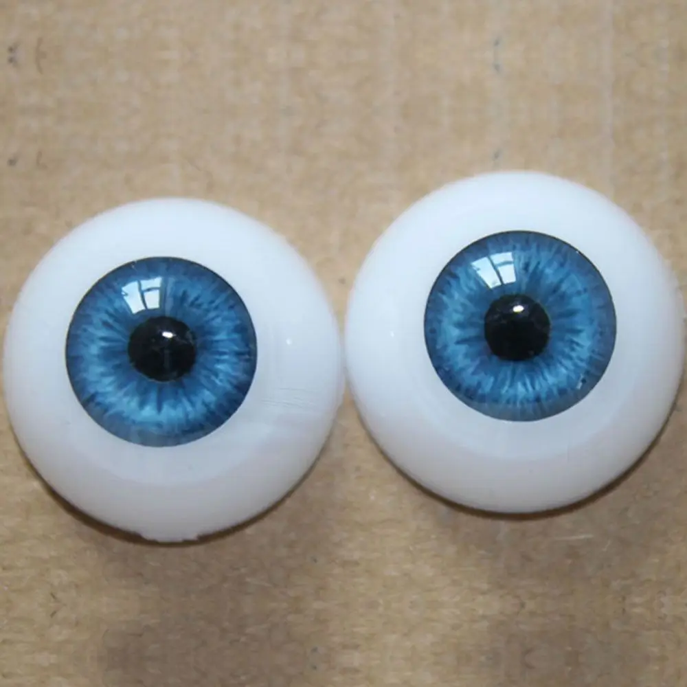 Ojos verdes usados en máscara de Halloween