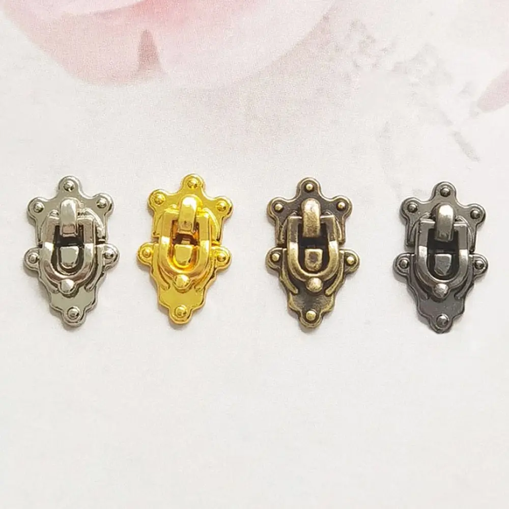 Variedad de acabados: plata, bronce, negro y oro