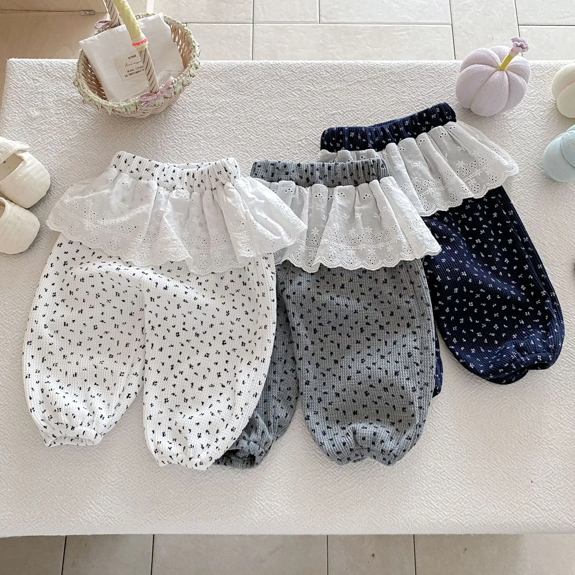 Pantalones de niña en gofre con estampado floral y encaje de otoño - imagen 5