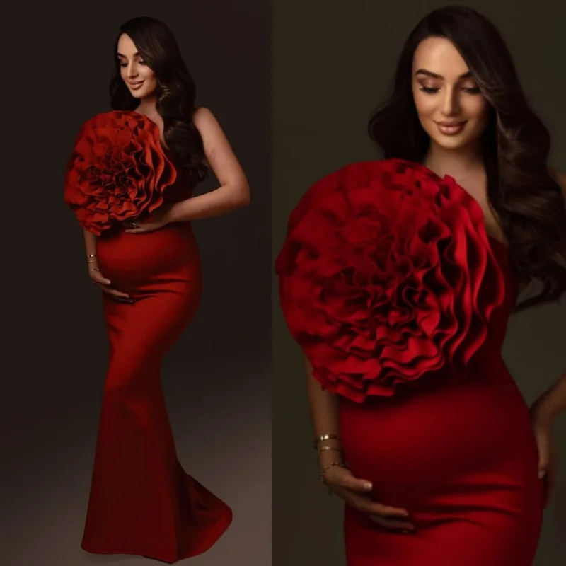 Vestido rojo de maternity con flores grandes