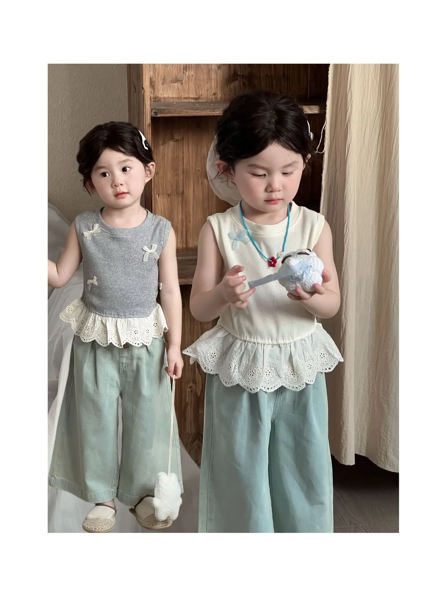 Camiseta sin mangas con volantes y lazo para niña