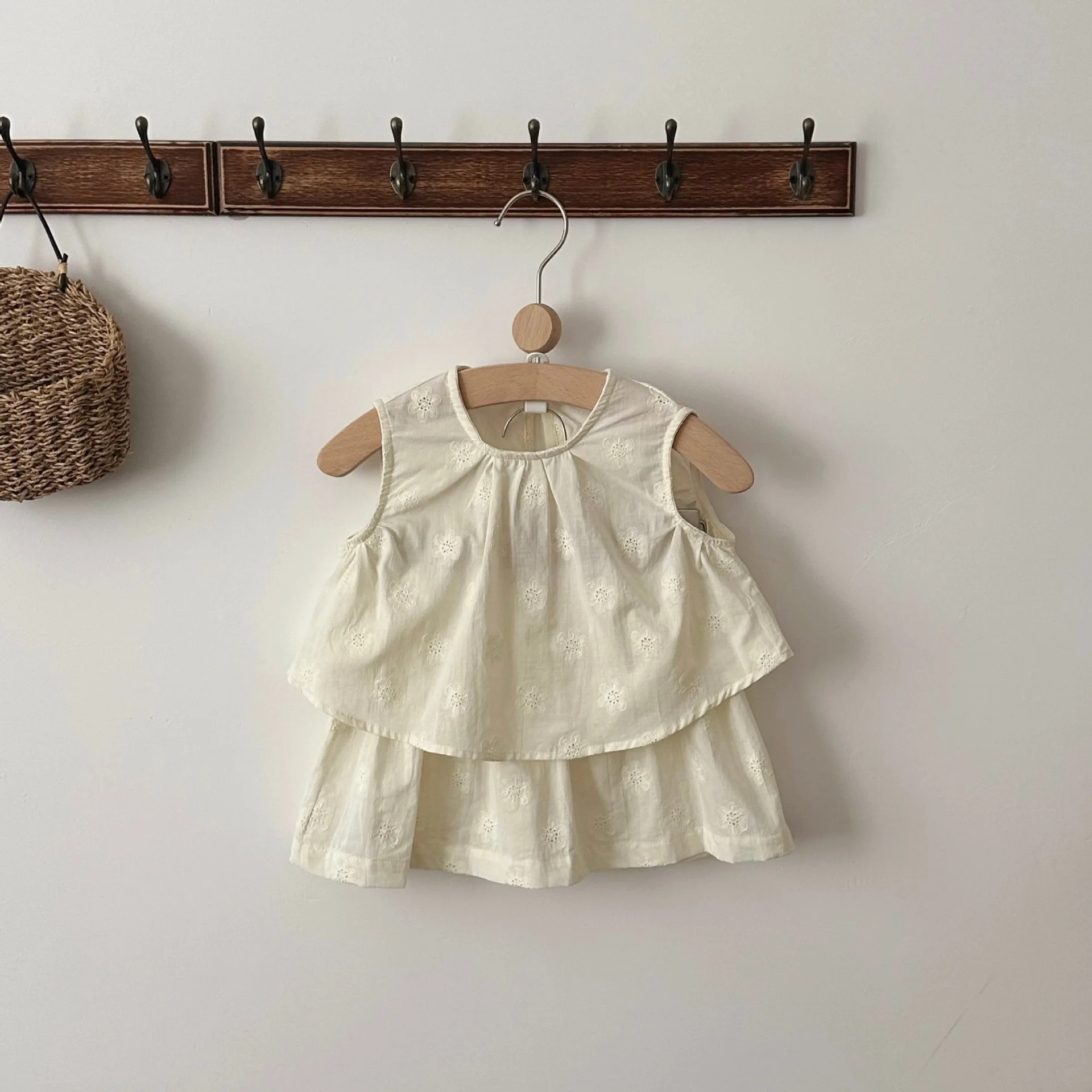 Conjunto bebé niña dos piezas con falda, chaleco bordado y camiseta - imagen 2