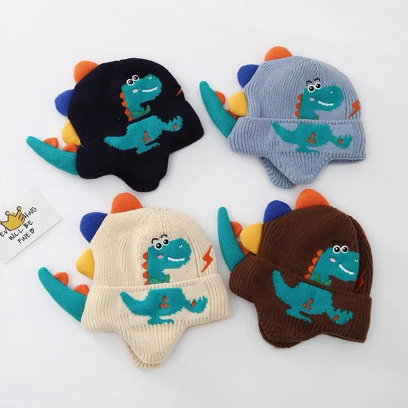 Gorro con orejeras de lana cálida para bebé – diseño dinosaurio - imagen 3