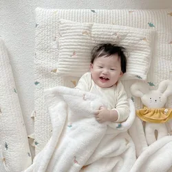 Manta de bebé tipo abrazo para siesta con bordado
