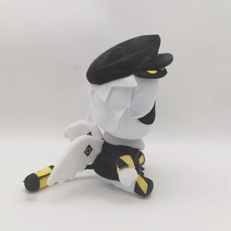 Figura de peluche en contexto decorativo sobre superficie