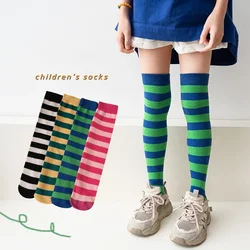 Calcetines hasta la rodilla para niña estilo retro a rayas
