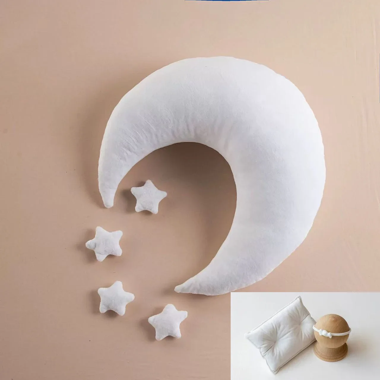 Detalle de almohada luna y estrellas