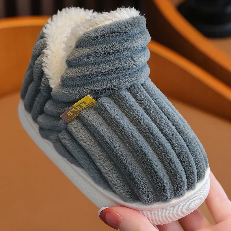 Zapatillas en reposo sobre superficie de madera