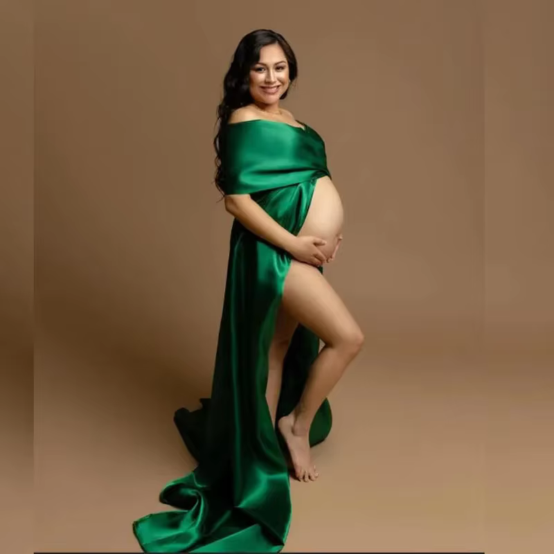 Abrigo de maternidad satén con bufanda sedosa para sesiones elegantes - imagen 2