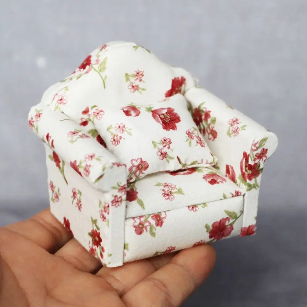 Taburete en miniatura de madera para casa de muñecas - imagen 2