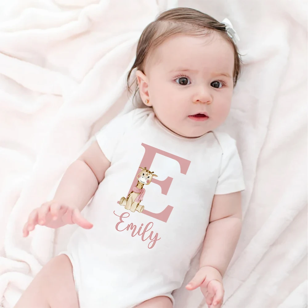 Body con inicial para bebé niña – Estampado de ciervos - imagen 3
