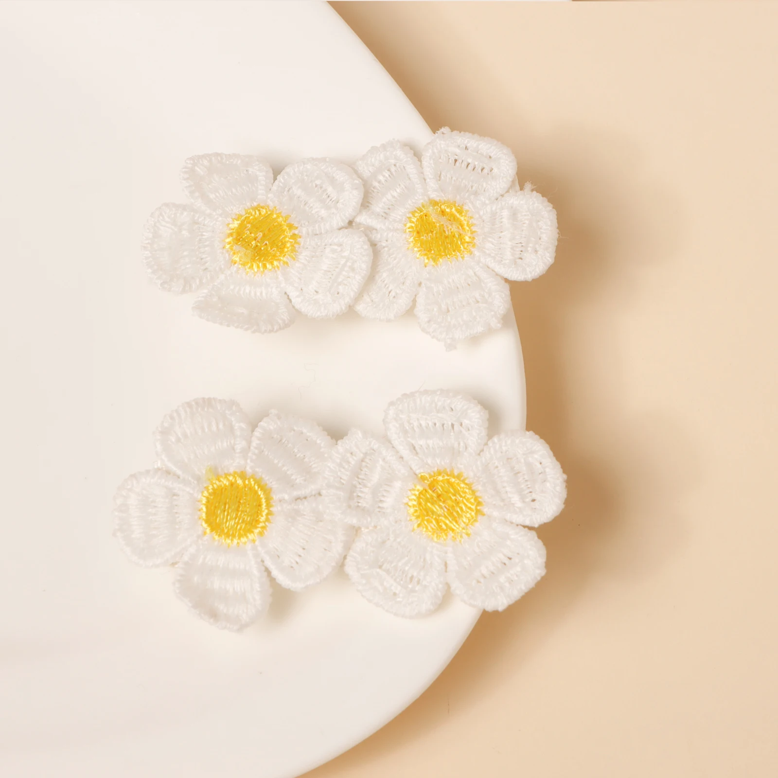Pinzas para el pelo niñas con cola caballo y flores bordadas - imagen 2