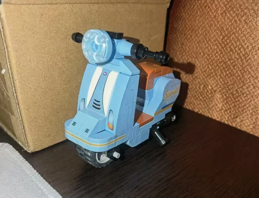 Detalle del montaje de la motocicleta rosa