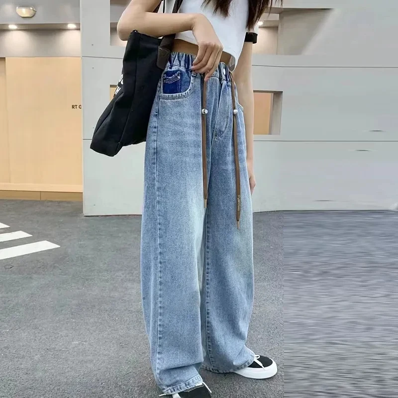 Combinación con camiseta blanca y zapatillas