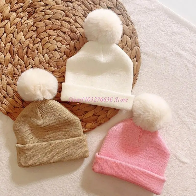 Bebé sonriendo mientras lleva puesto el gorro de punto