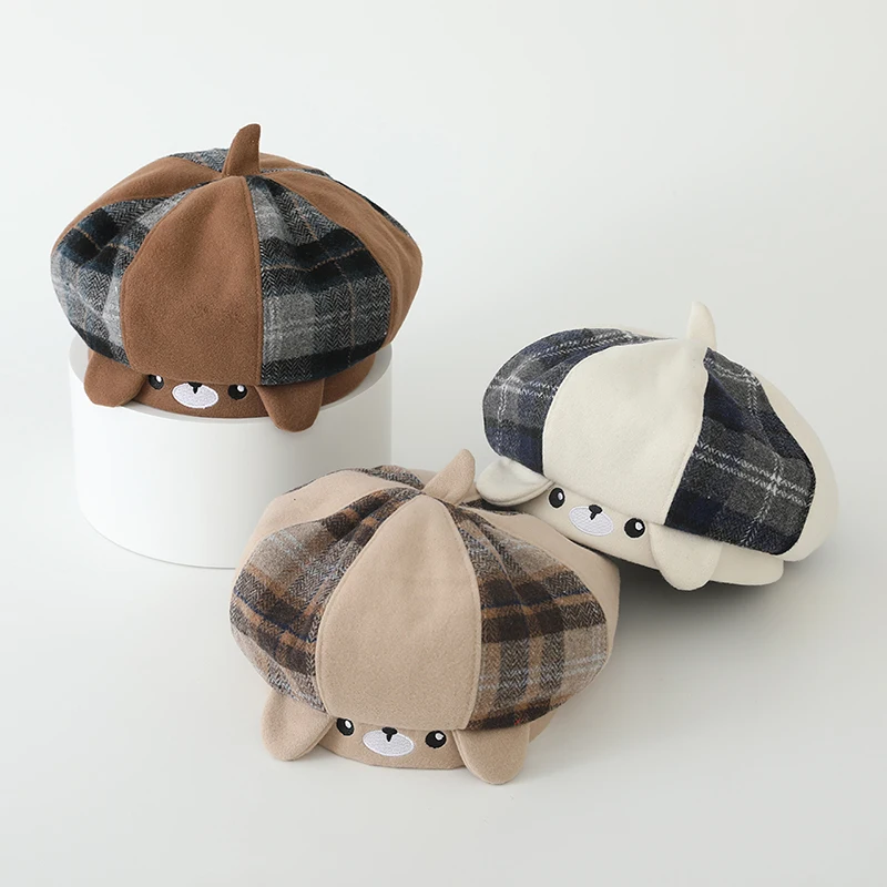 Sombrero a cuadros con oso para niñas, detalle lateral