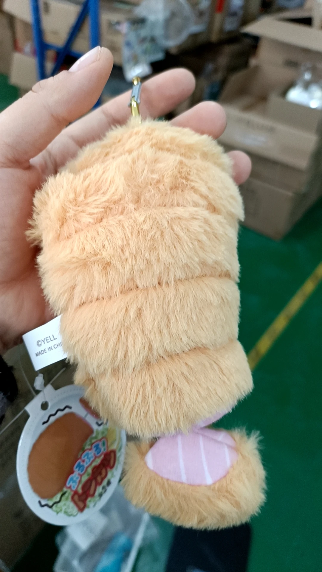 Peluche Tonkatsu kawaii con mosquetón y cuerda para tirar