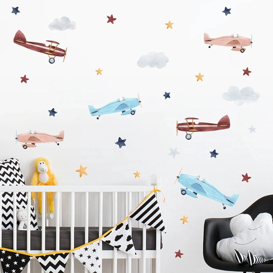 Vinilo decorativo de coche, globos y estrellas sobre pared clara