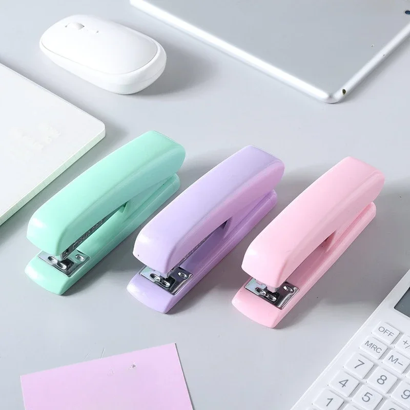 Grapadora de metal resistente para suministros escolares y clips