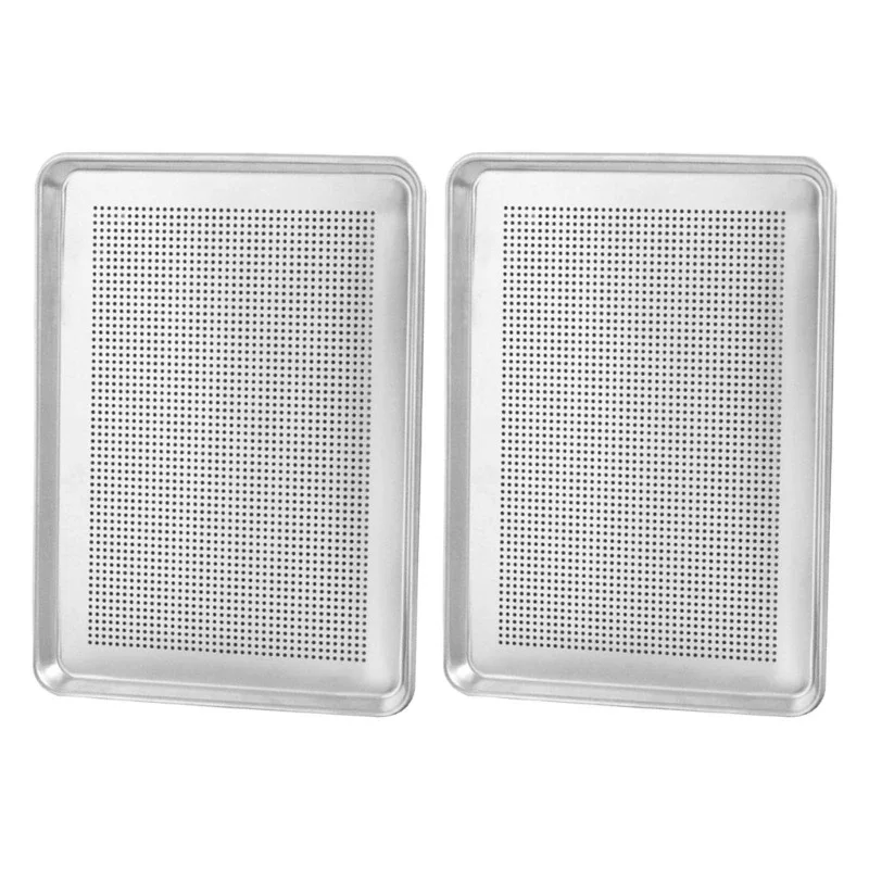 Bandeja de aluminio perforada en uso para hornear pan y pasteles