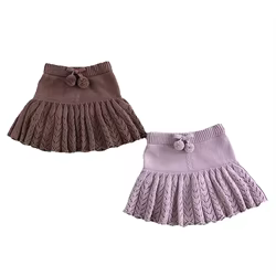 Falda plisada corta para niña color liso diseño calado primavera
