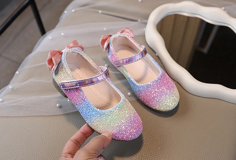Zapato de primavera con acabado brillante