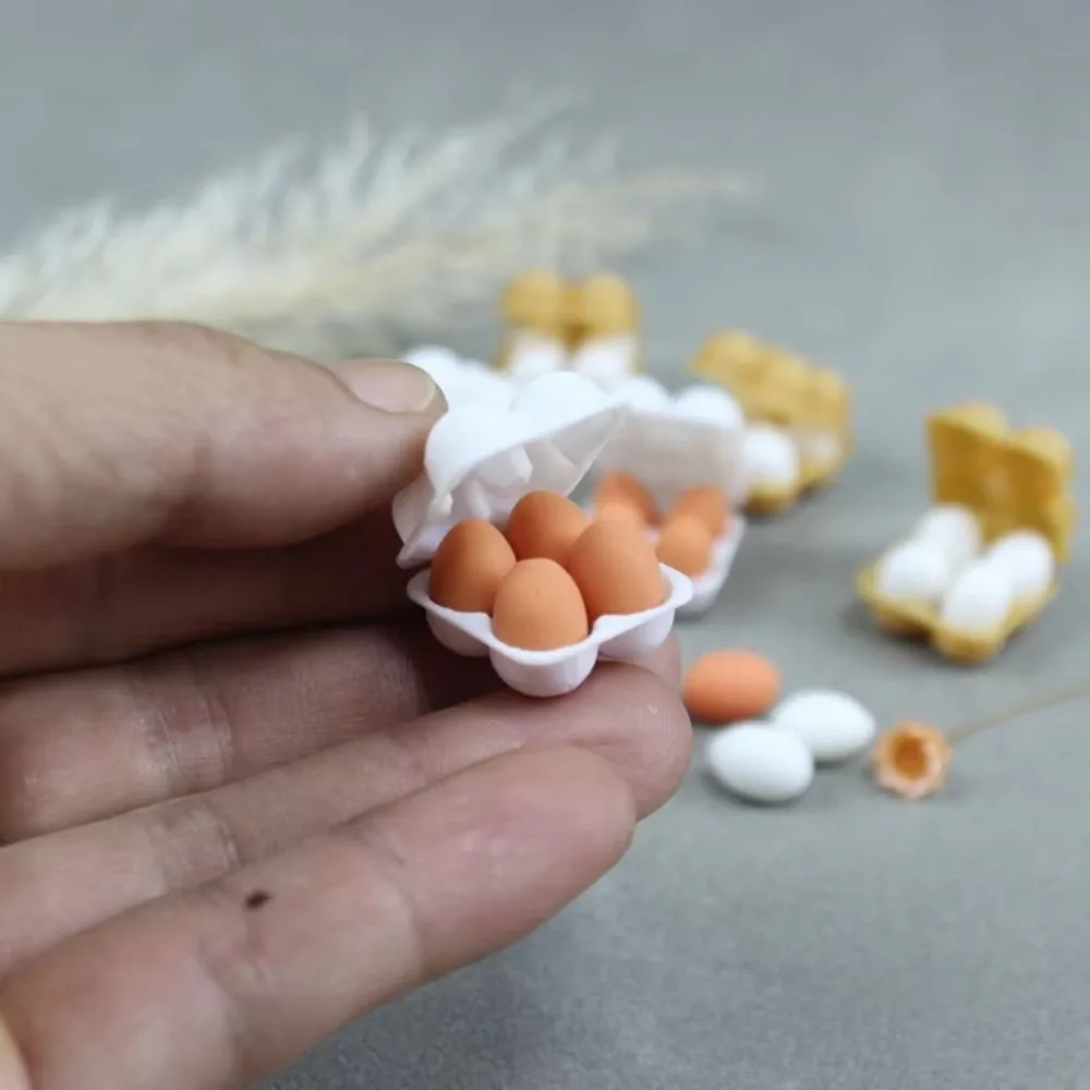 Bandeja con huevos simulada para casa de muñecas – Accesorio miniatura - imagen 5