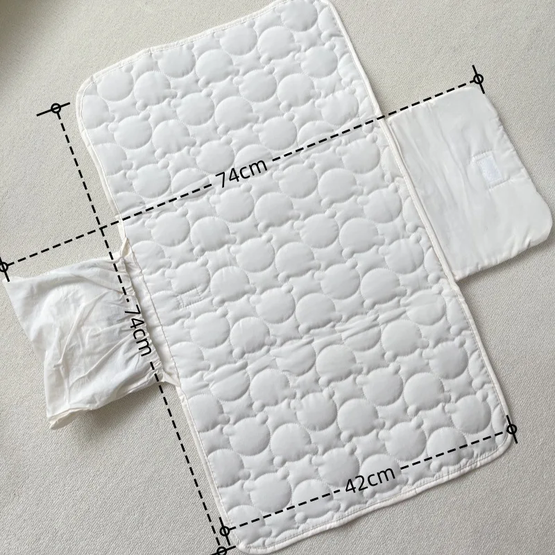 Funda cambiador portátil desplegada con diseño de oso
