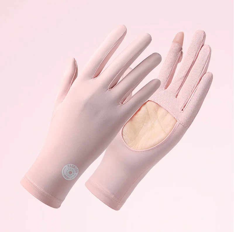 Guantes en uso para conducción