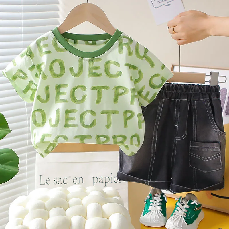 Conjunto de verano para niño con camiseta de letras y bermuda negra - imagen 4