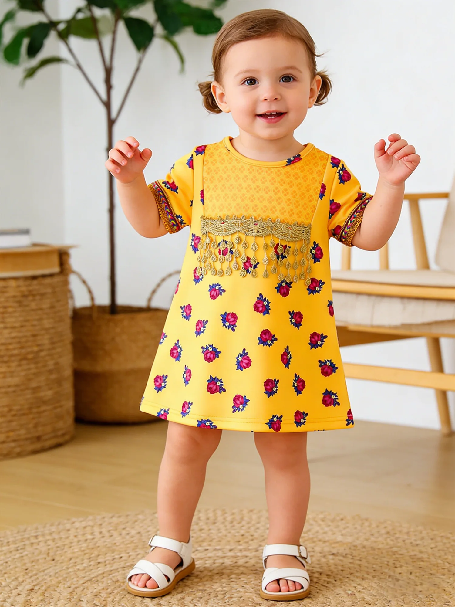 Estampado floral del vestido para niña