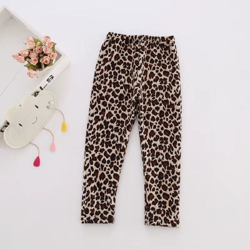 Niña usando leggings