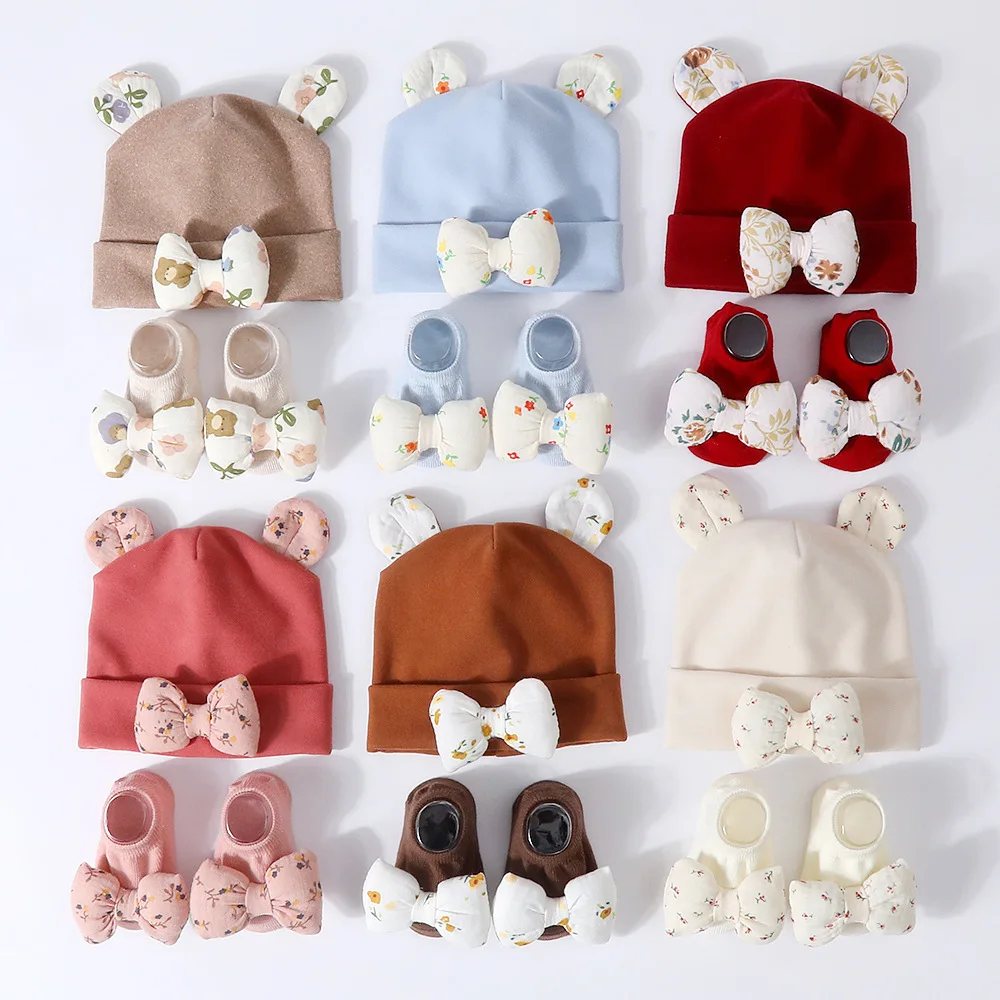 Conjunto de invierno para bebé: gorro y calcetines florales