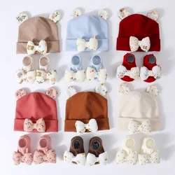 Conjunto de invierno para bebé: gorro y calcetines florales