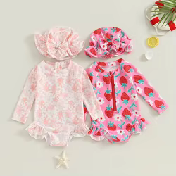Bañador niña estampado floral, gorro de baño con volantes