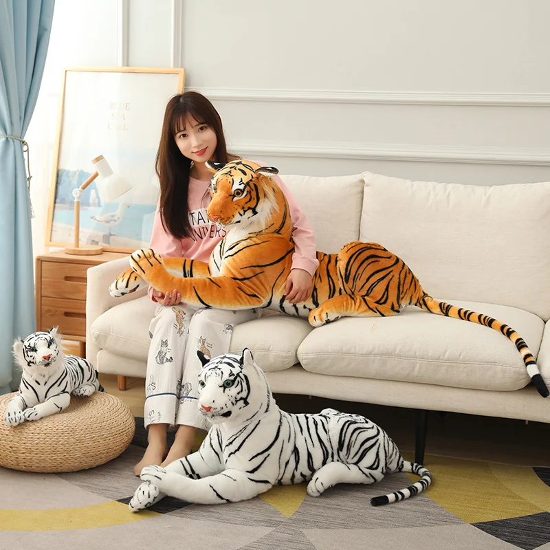 Tigre de peluche blanco visto de frente
